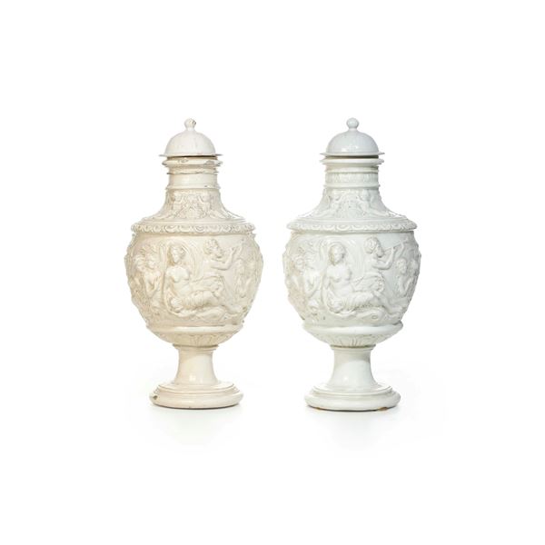 Due vasi. Savona, probabilmente Antonio Brilla presso la Manifattura di Sebastiano Ricci, fine del XIX secolo.