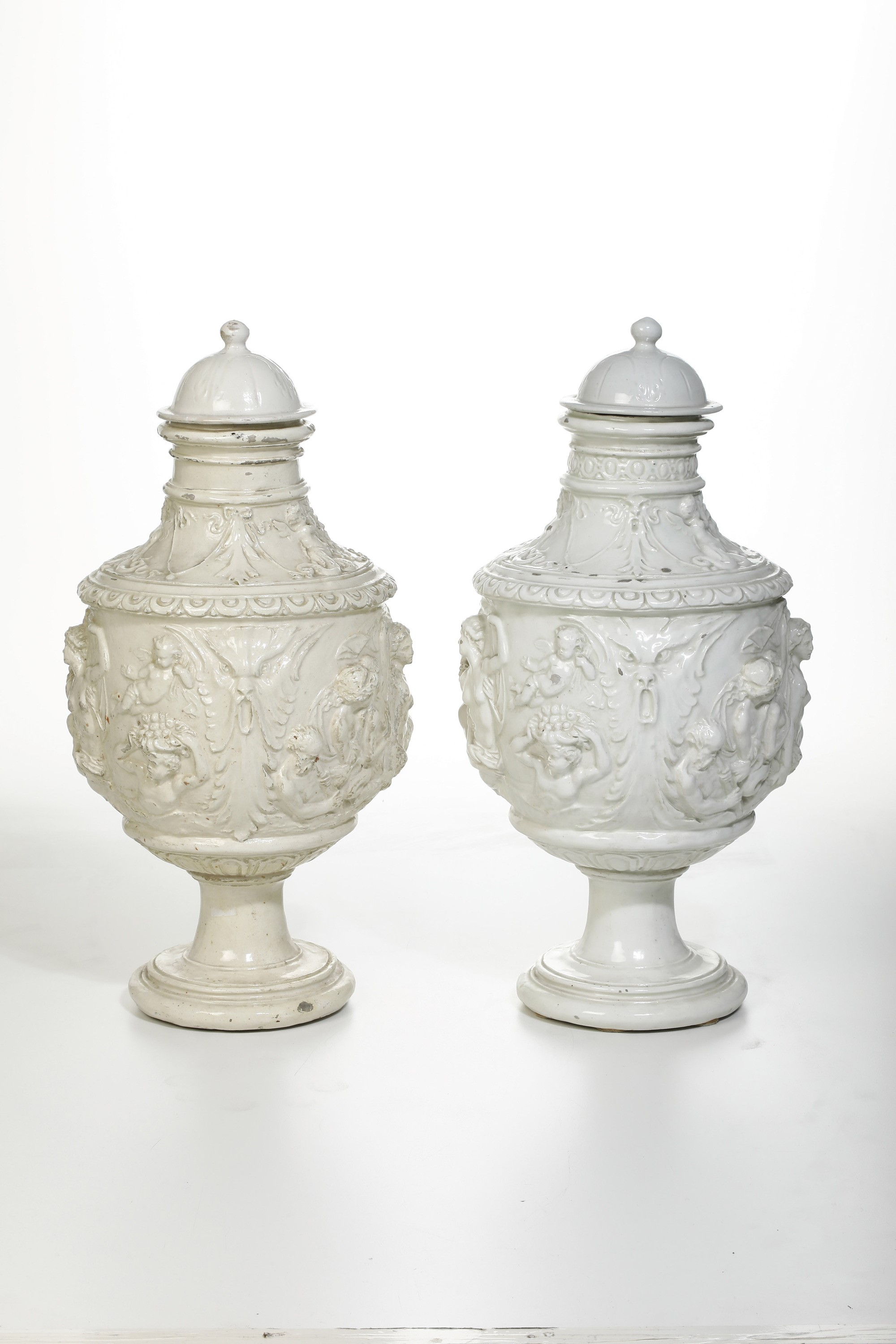 Due vasi. Savona, probabilmente Antonio Brilla presso la Manifattura di Sebastiano Ricci, fine de...