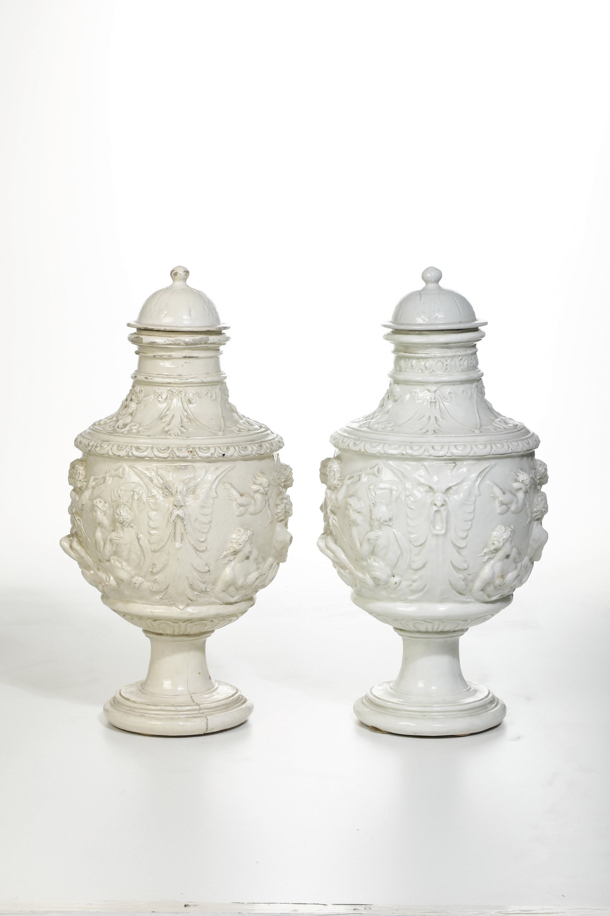 Due vasi. Savona, probabilmente Antonio Brilla presso la Manifattura di Sebastiano Ricci, fine de...