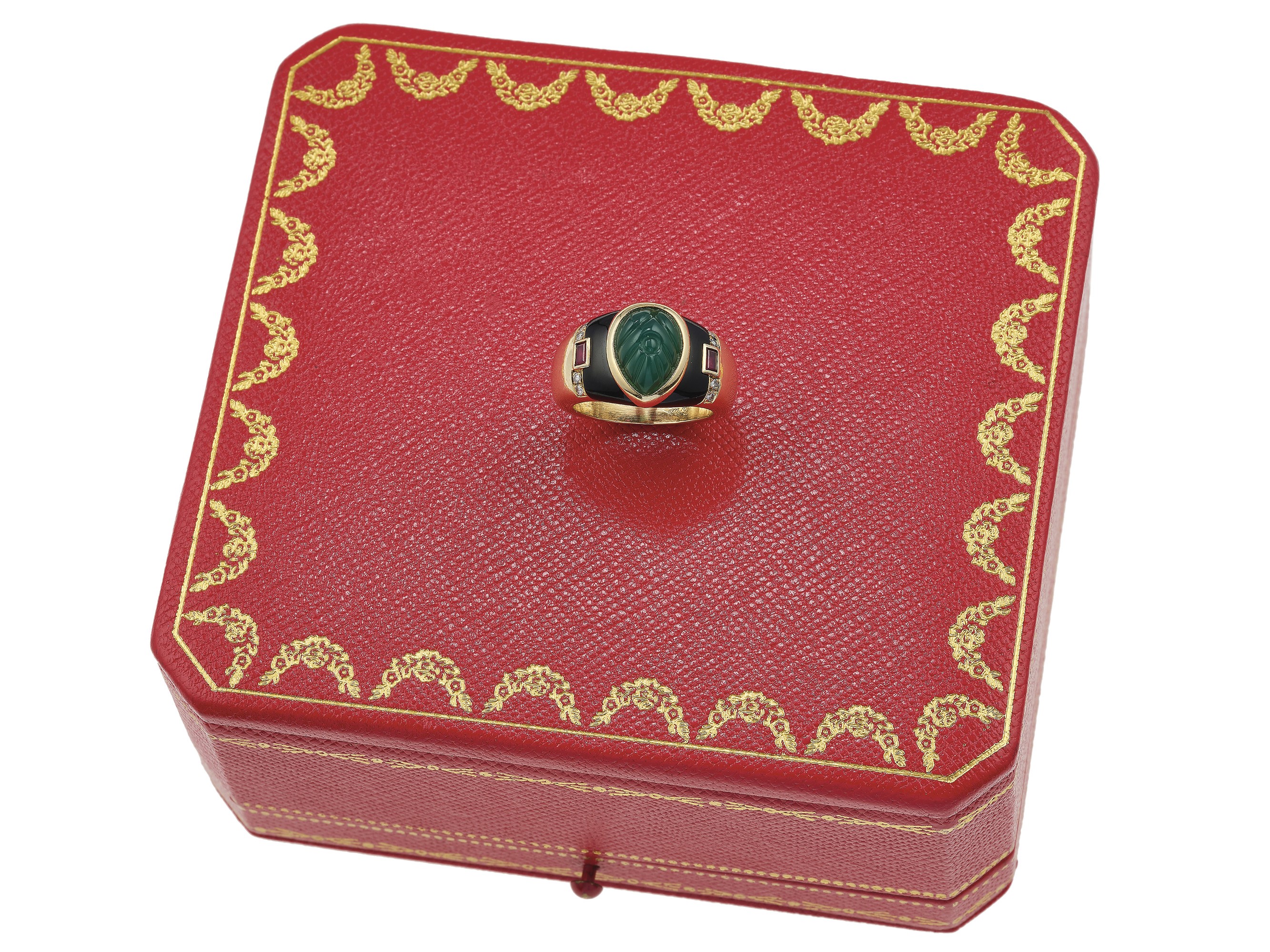 Cartier, Anello con crisoprasio inciso, smalto nero, rubini e diamanti