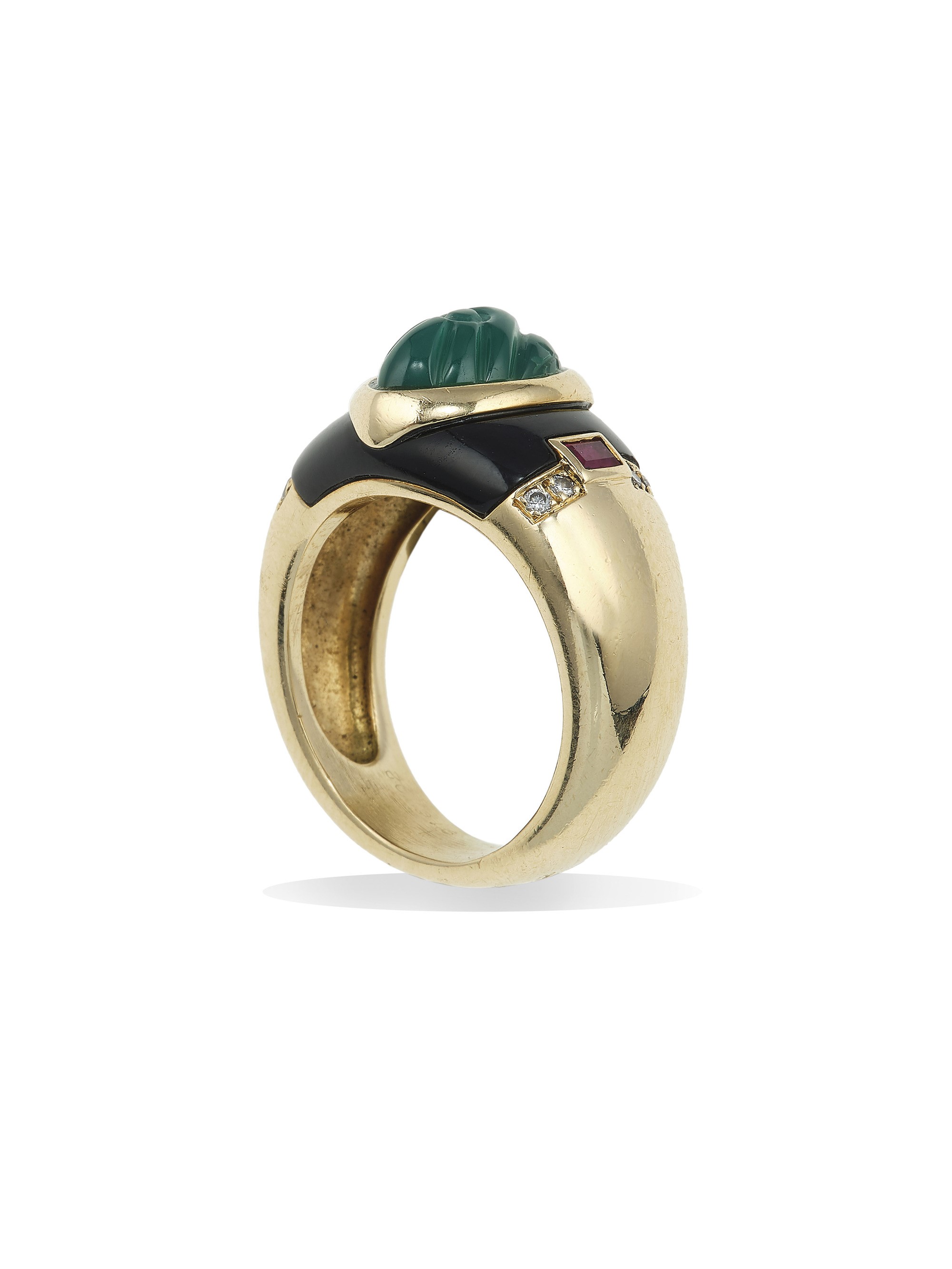 Cartier, Anello con crisoprasio inciso, smalto nero, rubini e diamanti