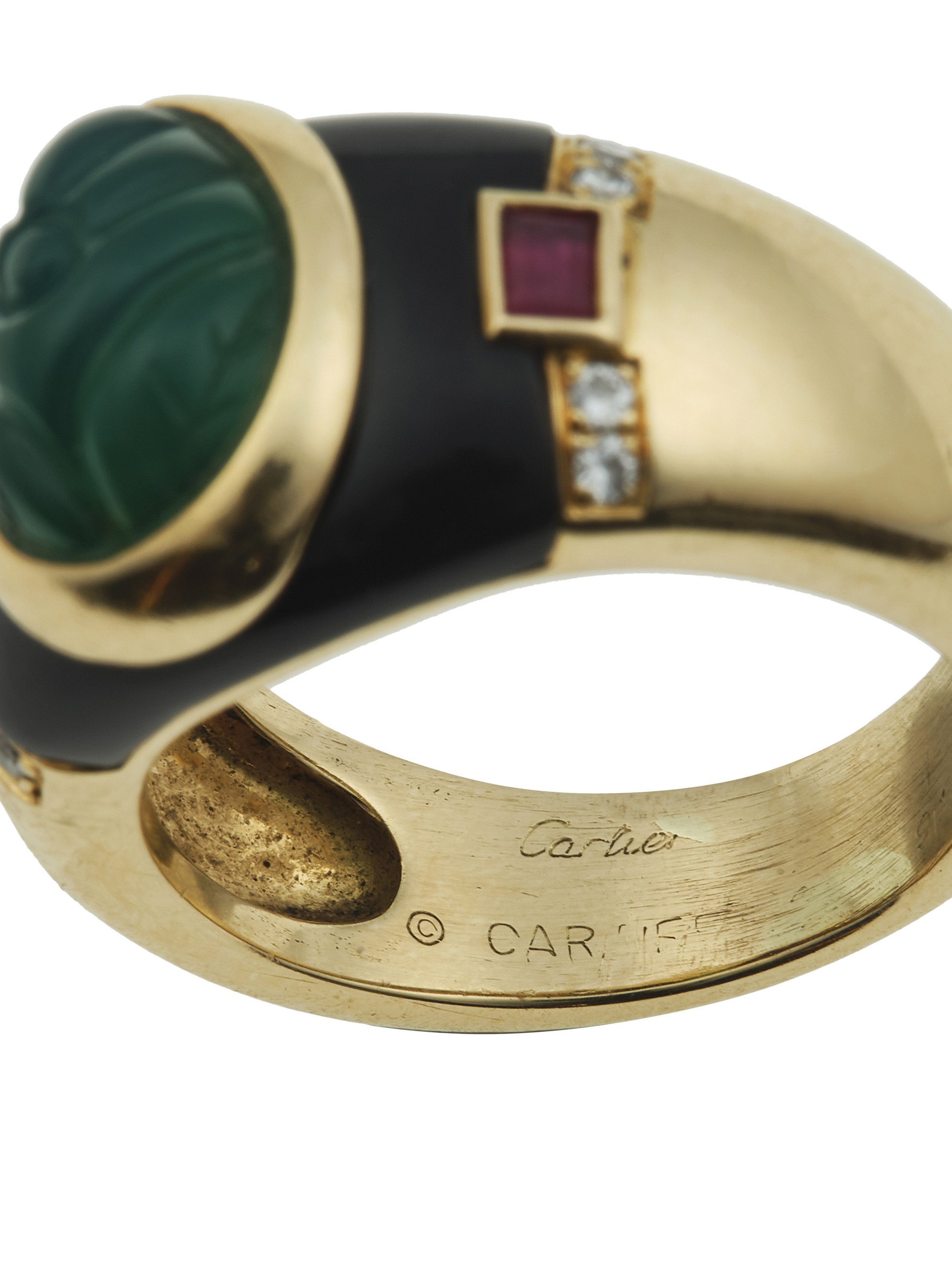 Cartier, Anello con crisoprasio inciso, smalto nero, rubini e diamanti