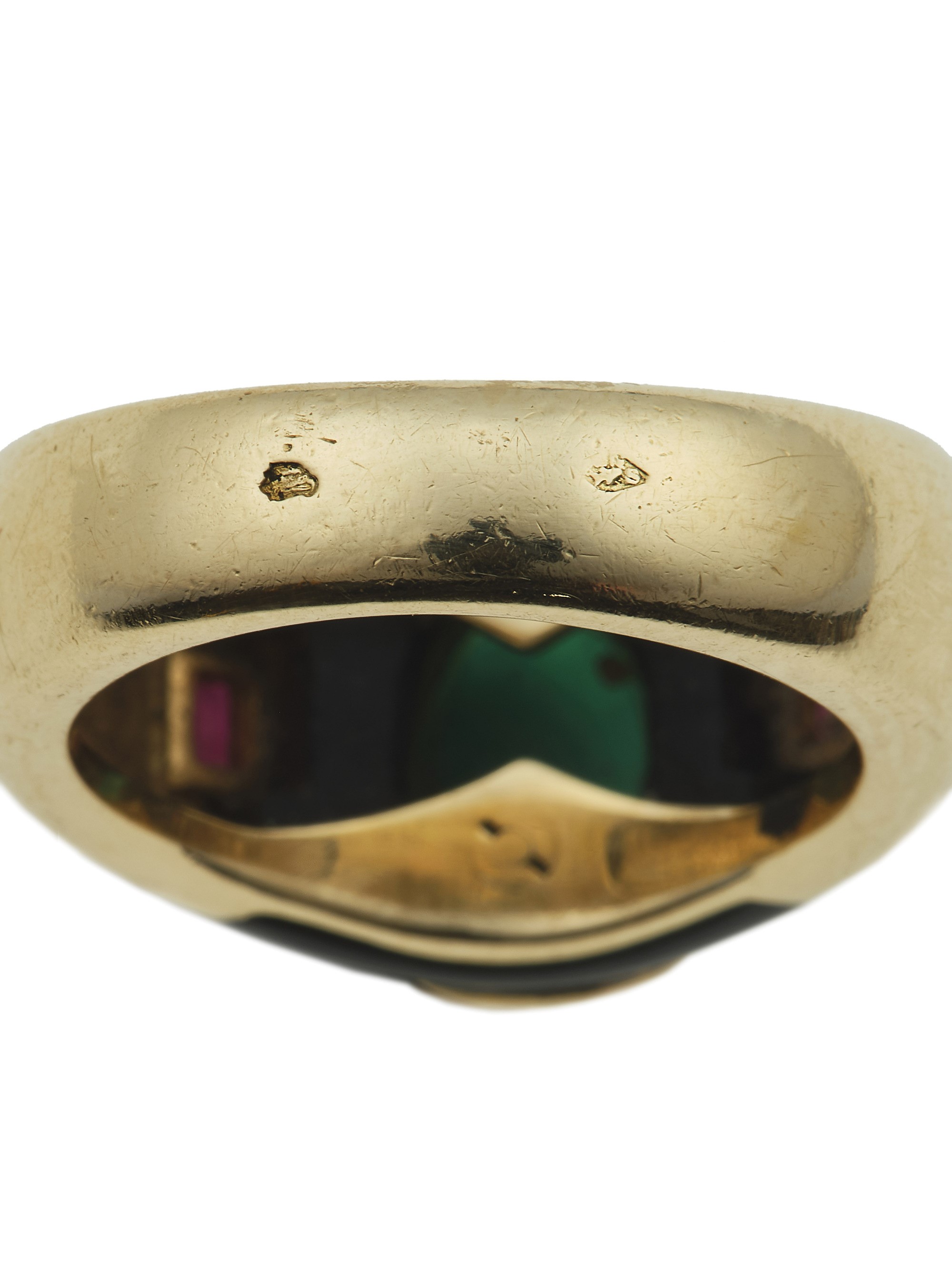 Cartier, Anello con crisoprasio inciso, smalto nero, rubini e diamanti