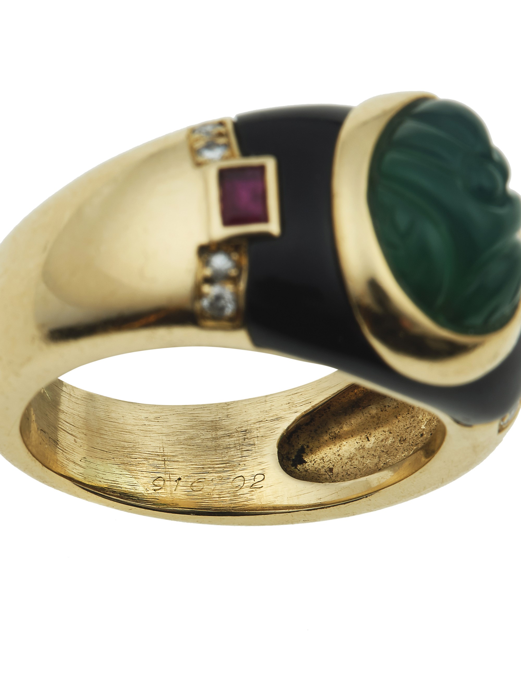 Cartier, Anello con crisoprasio inciso, smalto nero, rubini e diamanti