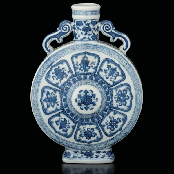Moon Flask in porcellana bianca e blu raffigurante gli Otto Emblemi Buddisti "Bajixiang", Cina, Dinastia Qing, XX secolo