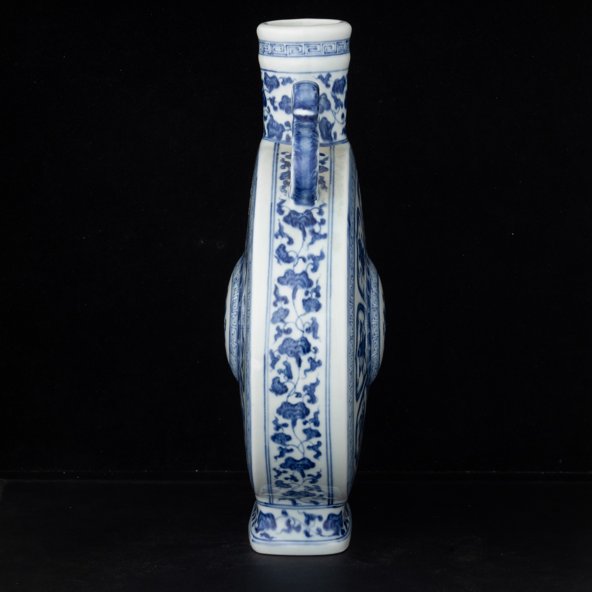 Moon Flask in Porcellana Bianca e Blu Raffigurante gli Otto Emblemi Buddisti "bajixiang", Cina, D...