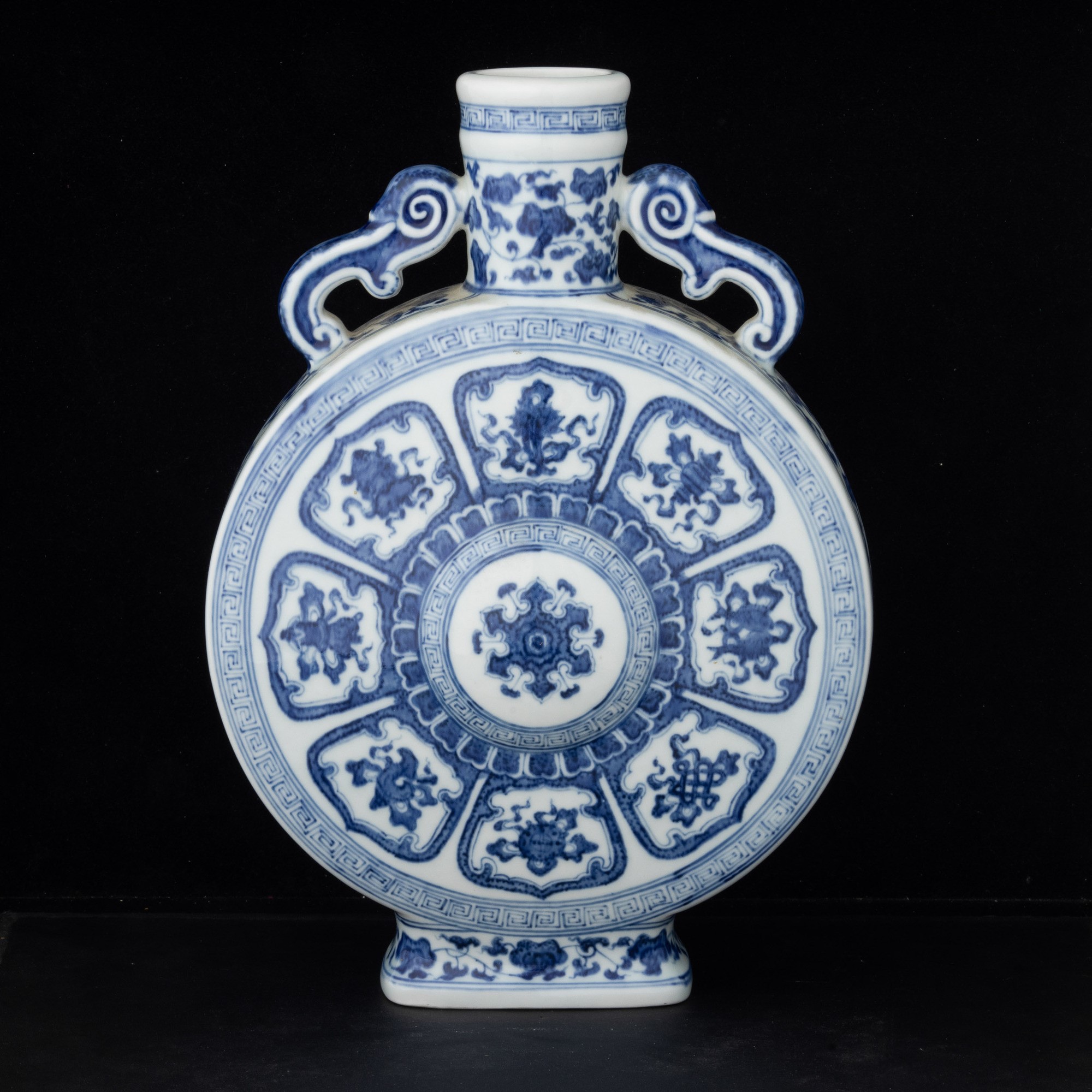 Moon Flask in Porcellana Bianca e Blu Raffigurante gli Otto Emblemi Buddisti "bajixiang", Cina, D...