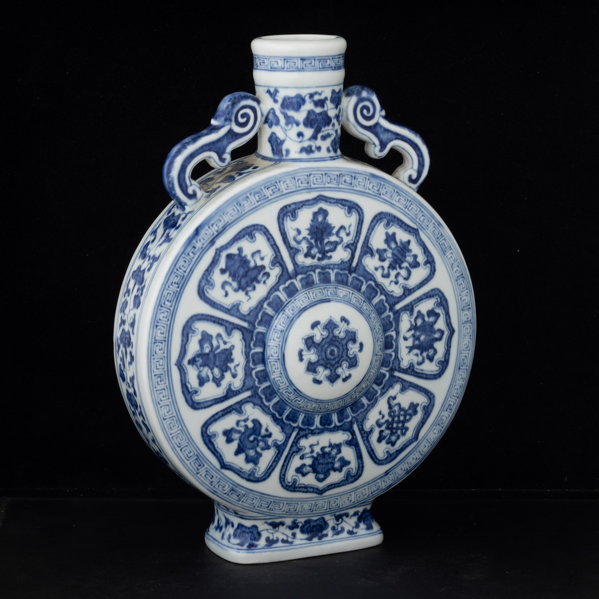 Moon Flask in Porcellana Bianca e Blu Raffigurante gli Otto Emblemi Buddisti "bajixiang", Cina, D...