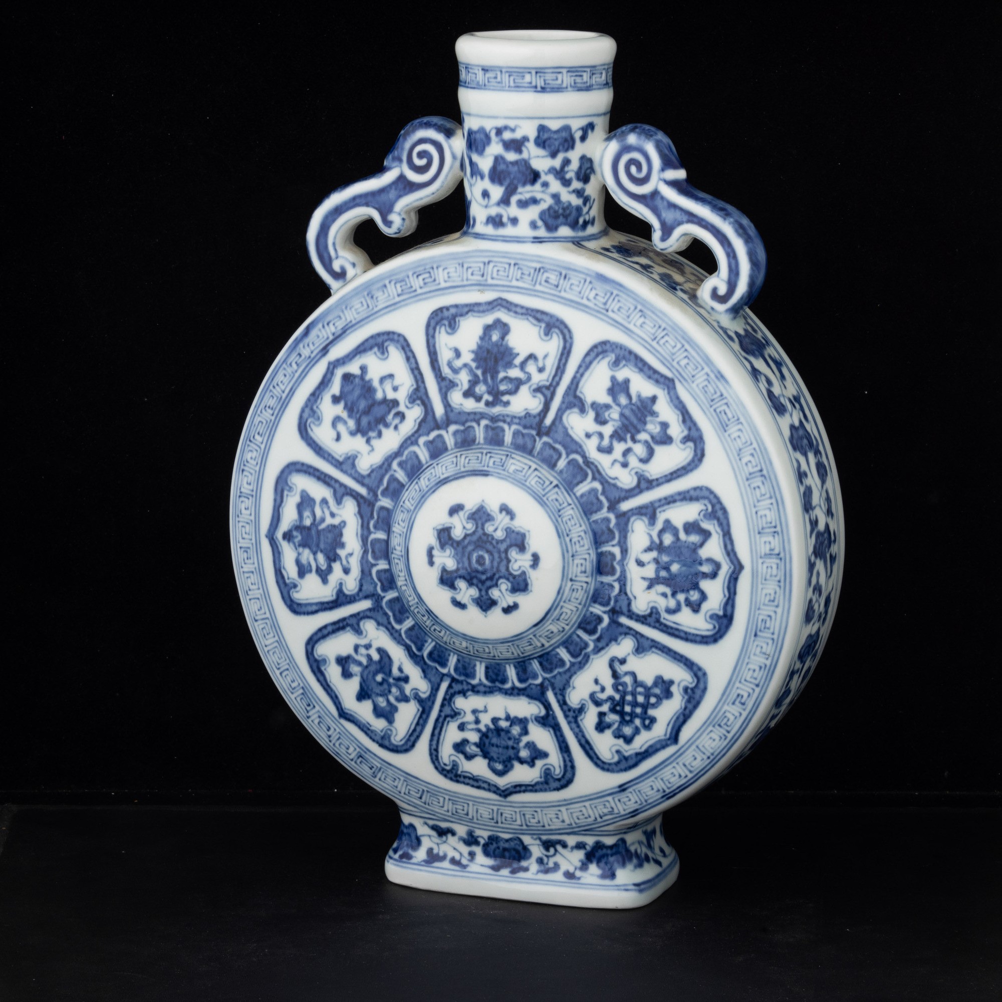 Moon Flask in Porcellana Bianca e Blu Raffigurante gli Otto Emblemi Buddisti "bajixiang", Cina, D...