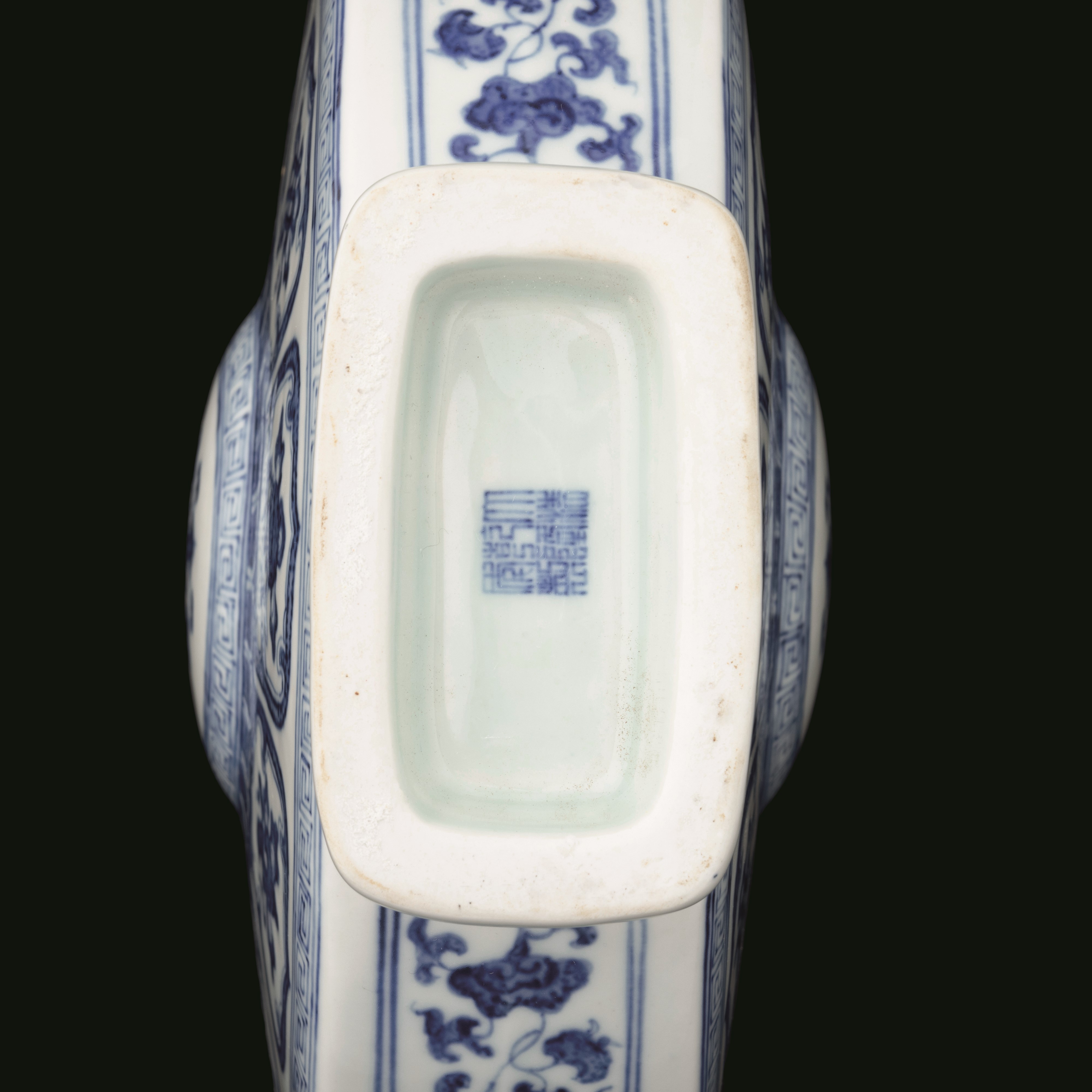 Moon Flask in Porcellana Bianca e Blu Raffigurante gli Otto Emblemi Buddisti "bajixiang", Cina, D...