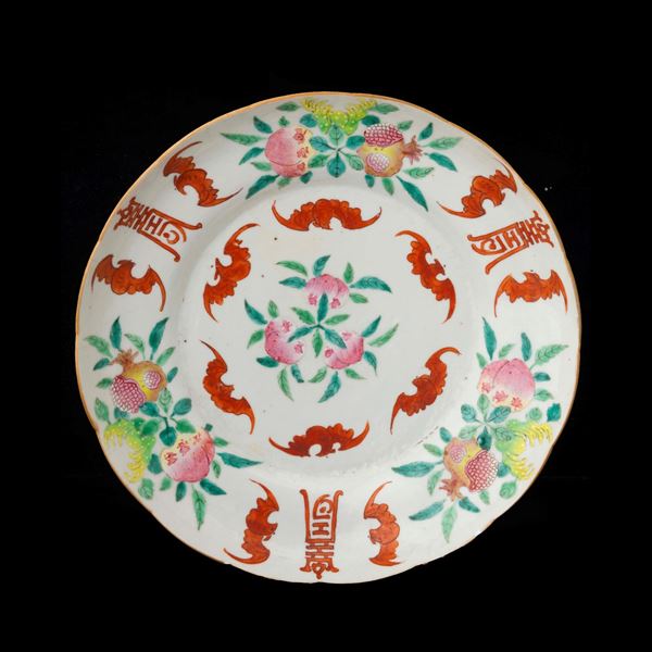 Piatto in porcellana a smalti policromi con decoro di pesche e melograni e figure di pipistrelli e simboli, Cina, Dinastia Qing, epoca Xianfeng (1851-1861)