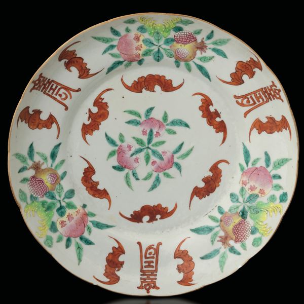 Piatto in porcellana a smalti policromi con decoro di pesche e melograni e figure di pipistrelli e simboli, Cina, Dinastia Qing, epoca Xianfeng (1851-1861)