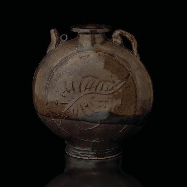 Fiasca in terracotta dark reddish brown con decori naturalistici, Corea, XX secolo