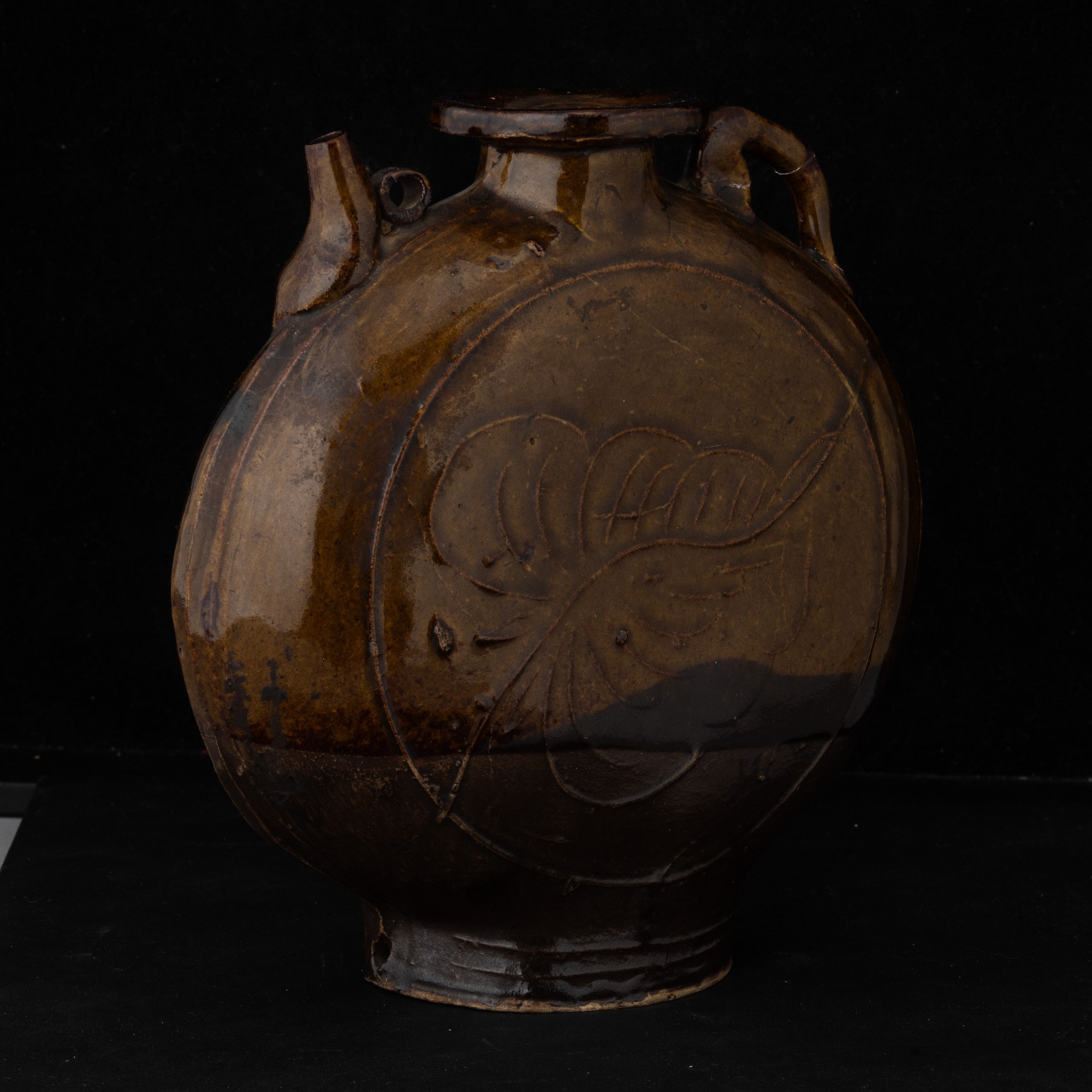 Fiasca in Terracotta Dark Reddish Brown con Decori Naturalistici, Corea, XX Secolo