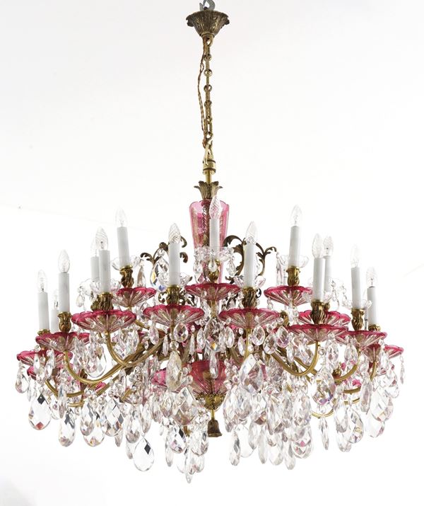Grande lampadario in bronzo dorato e cristalli a 24 luci