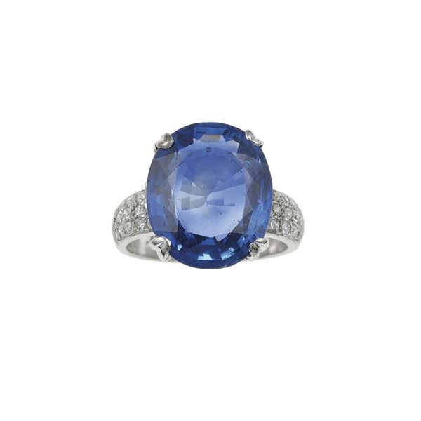 Sri Lanka sapphire weighing approximately 9.40 carats, diamond and gold ring. Gemmological Report R.A.G. Torino n. J25019mn