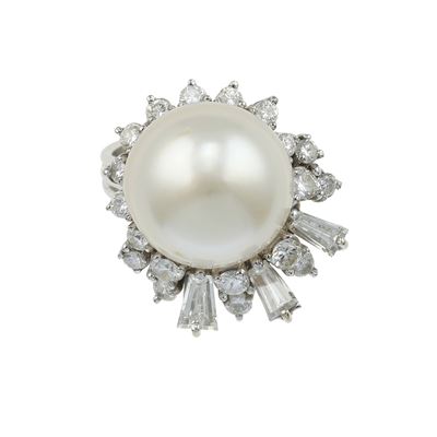 Anello con perla coltivata e diamanti, montatura in oro bianco 750/1000