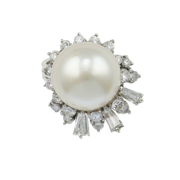 Anello con perla coltivata e diamanti