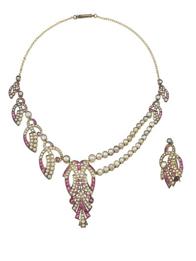 Demi-parure in oro 750/1000, girocollo e spilla con mezze perle e rubini naturali e sintetici