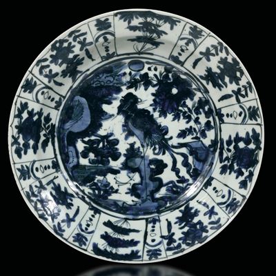 Piatto in Porcellana Swatow Bianca e Blu Raffigurante Airone con Decoro Vegetale, Zhangzhou, Cina...