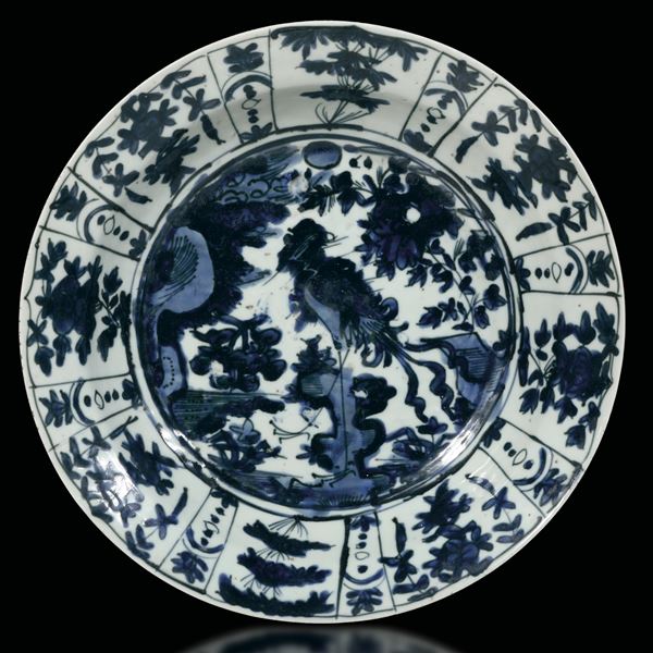 Piatto in porcellana Swatow bianca e blu raffigurante airone con decoro vegetale, Zhangzhou, Cina, XVII secolo
