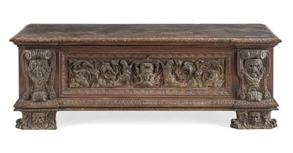 Cassapanca in legno intagliato. Elementi antichi