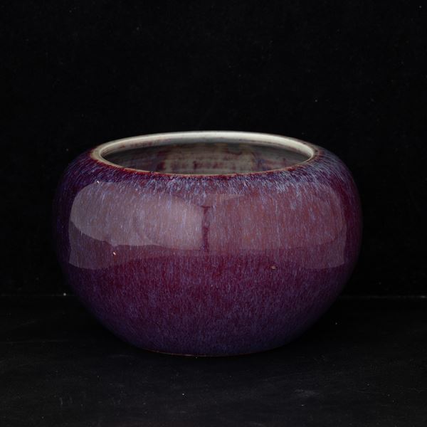 Ciotola in porcellana flambé sui toni del viola, Cina, marchio e del periodo Qianlong (1736-1795)