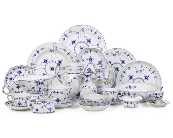 Servizio da tavola “Blue Fluted Plain”. Danimarca, Manifattura Royal Copenaghen, 1897-1922. 