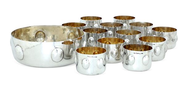 Bowl e 12 coppe. Argenteria fiorentina del XX secolo. Argentiere Brandimarte