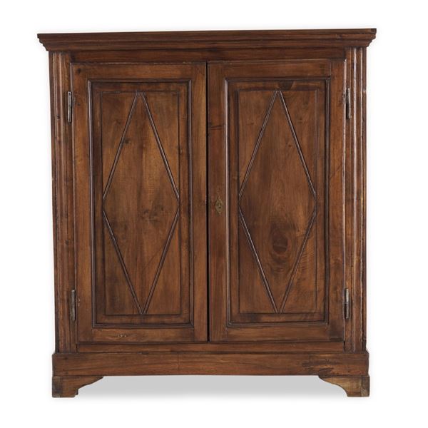 Piccola credenza in legno. XX secolo