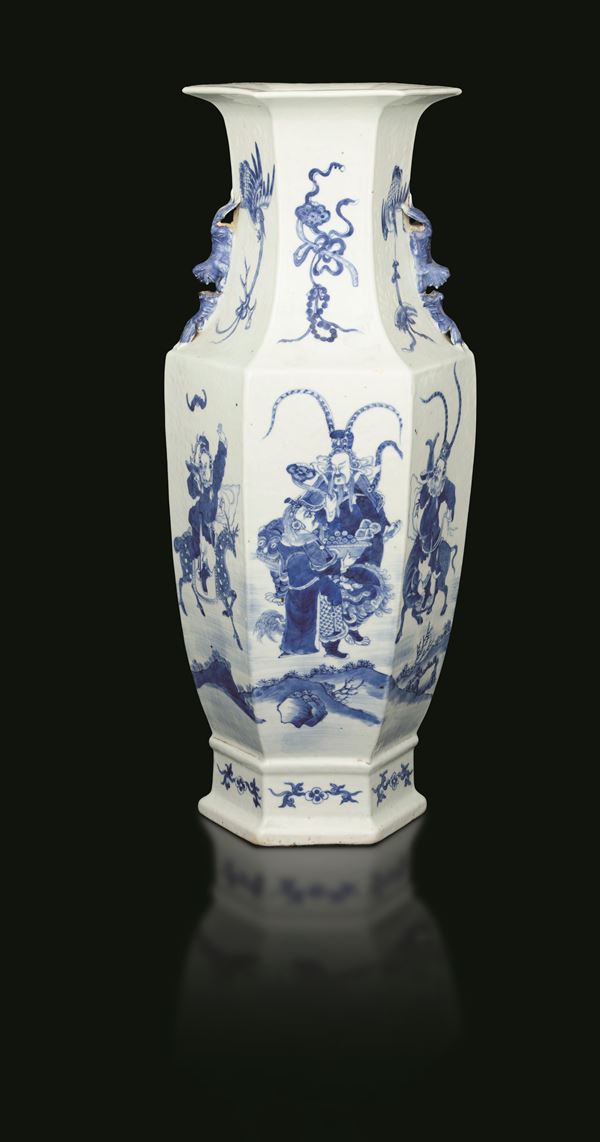 Vaso in porcellana bianca e blu a pianta esagonale raffigurante scena di battaglia, anse sagomate, Cina, Dinastia Qing, epoca Guangxu (1875-1908)