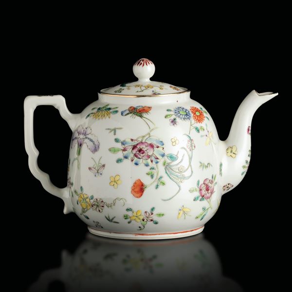 Teiera in porcellana Famiglia Rosa a motivi floreali, Cina, Dinastia Qing, epoca Qianlong (1736-1796)