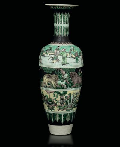 Vaso in Porcellana Famiglia Noir Raffigurante Scene Vegetali e Scene di Vita Comune, Cina, Dinast...