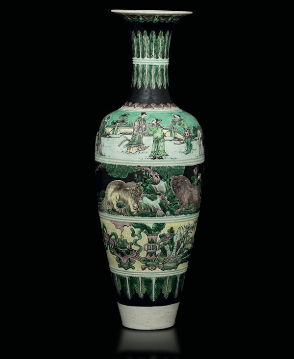 Vaso in porcellana Famiglia noir raffigurante scene vegetali e scene di vita comune, Cina, Dinastia Qing, marchio apocrifo Kangxi, fine XIX secolo