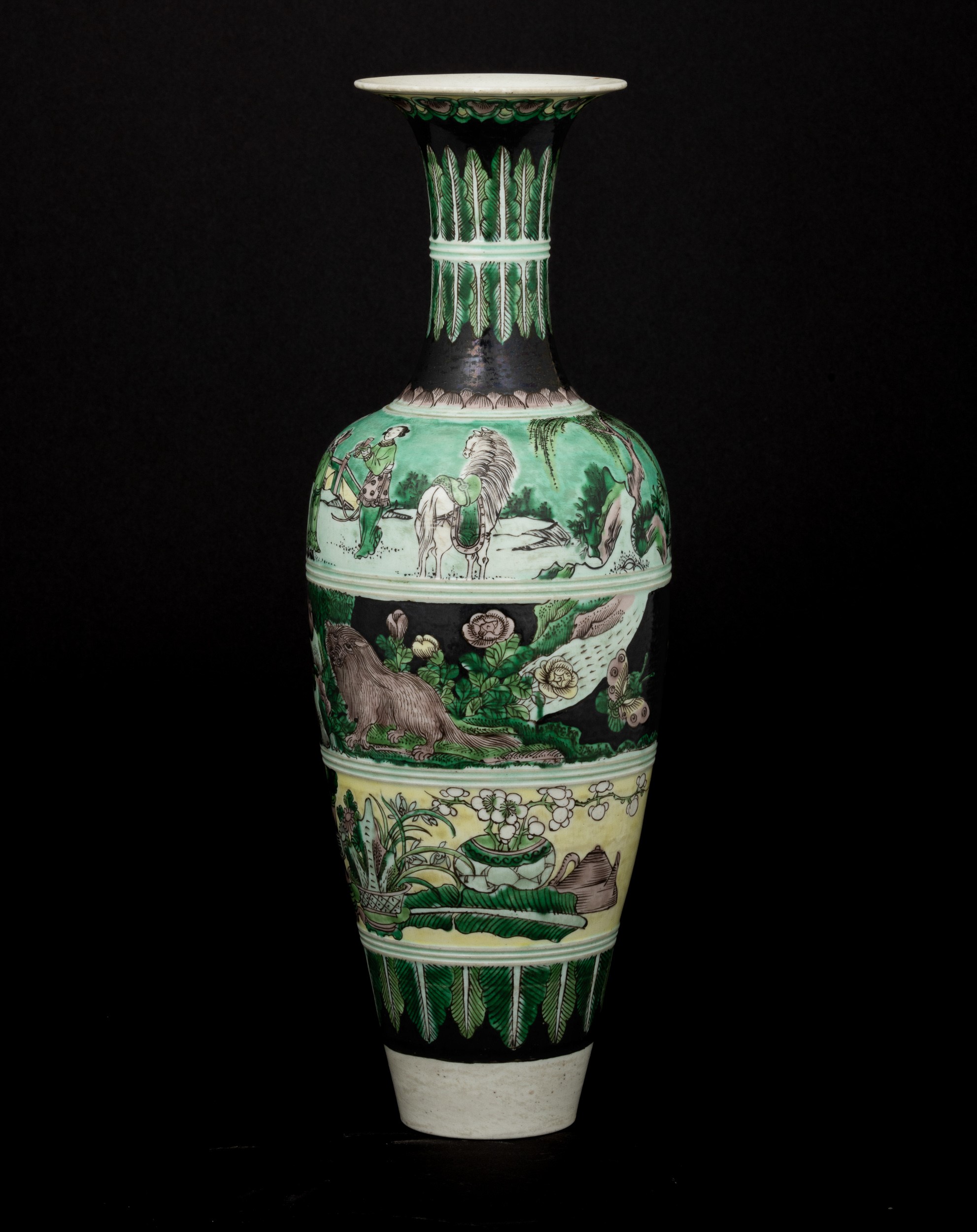 Vaso in Porcellana Famiglia Noir Raffigurante Scene Vegetali e Scene di Vita Comune, Cina, Dinast...