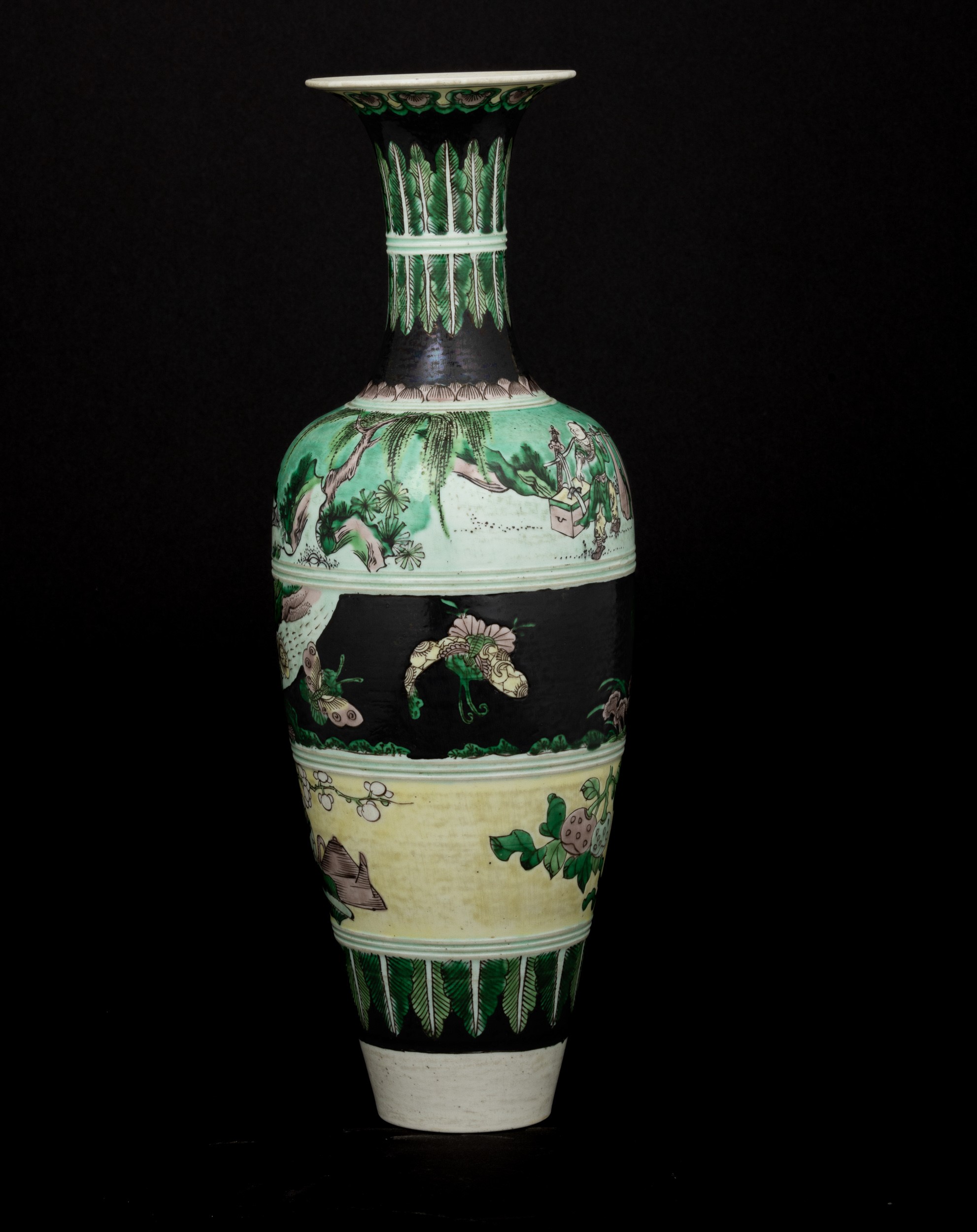 Vaso in Porcellana Famiglia Noir Raffigurante Scene Vegetali e Scene di Vita Comune, Cina, Dinast...