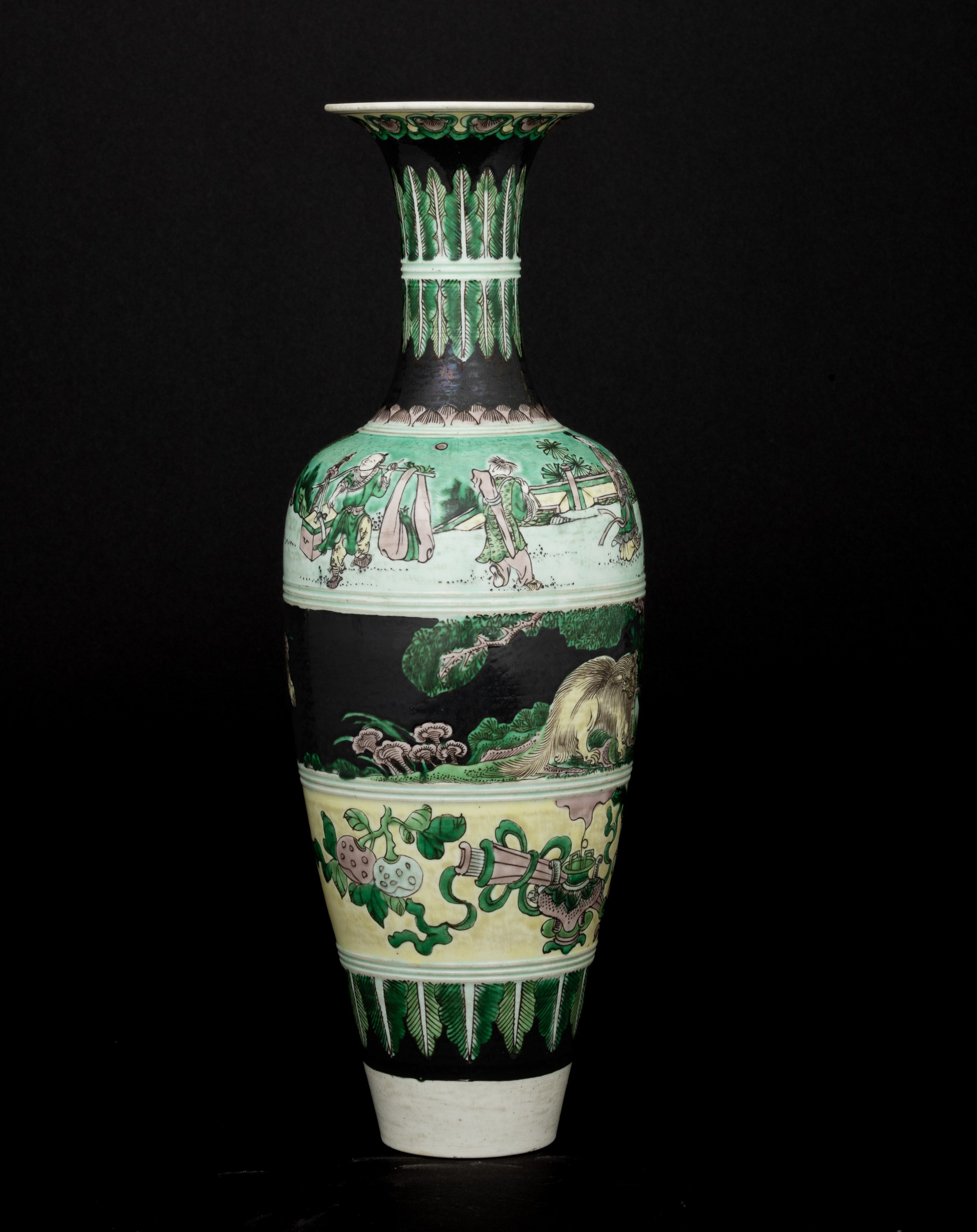 Vaso in Porcellana Famiglia Noir Raffigurante Scene Vegetali e Scene di Vita Comune, Cina, Dinast...