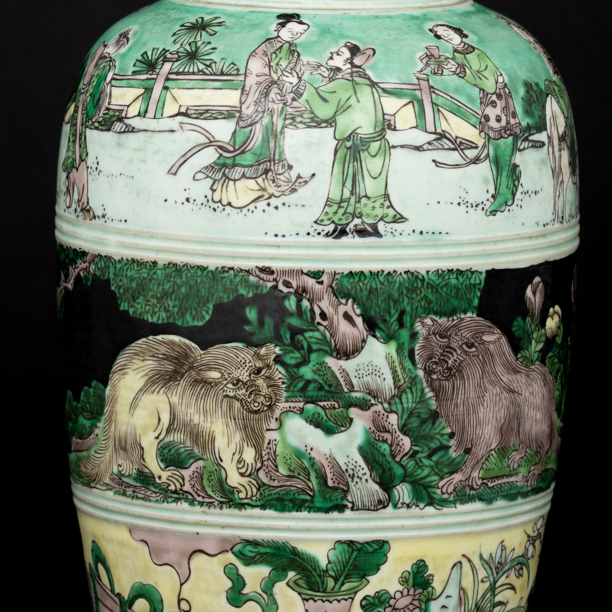 Vaso in Porcellana Famiglia Noir Raffigurante Scene Vegetali e Scene di Vita Comune, Cina, Dinast...