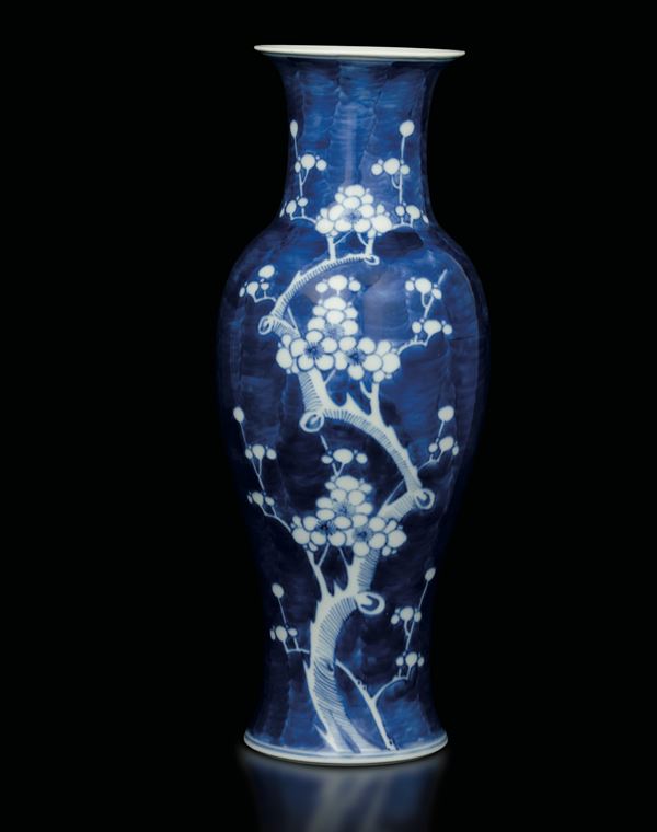 Vaso in porcellana a fondo blu a decoro floreale, Cina, XIX secolo