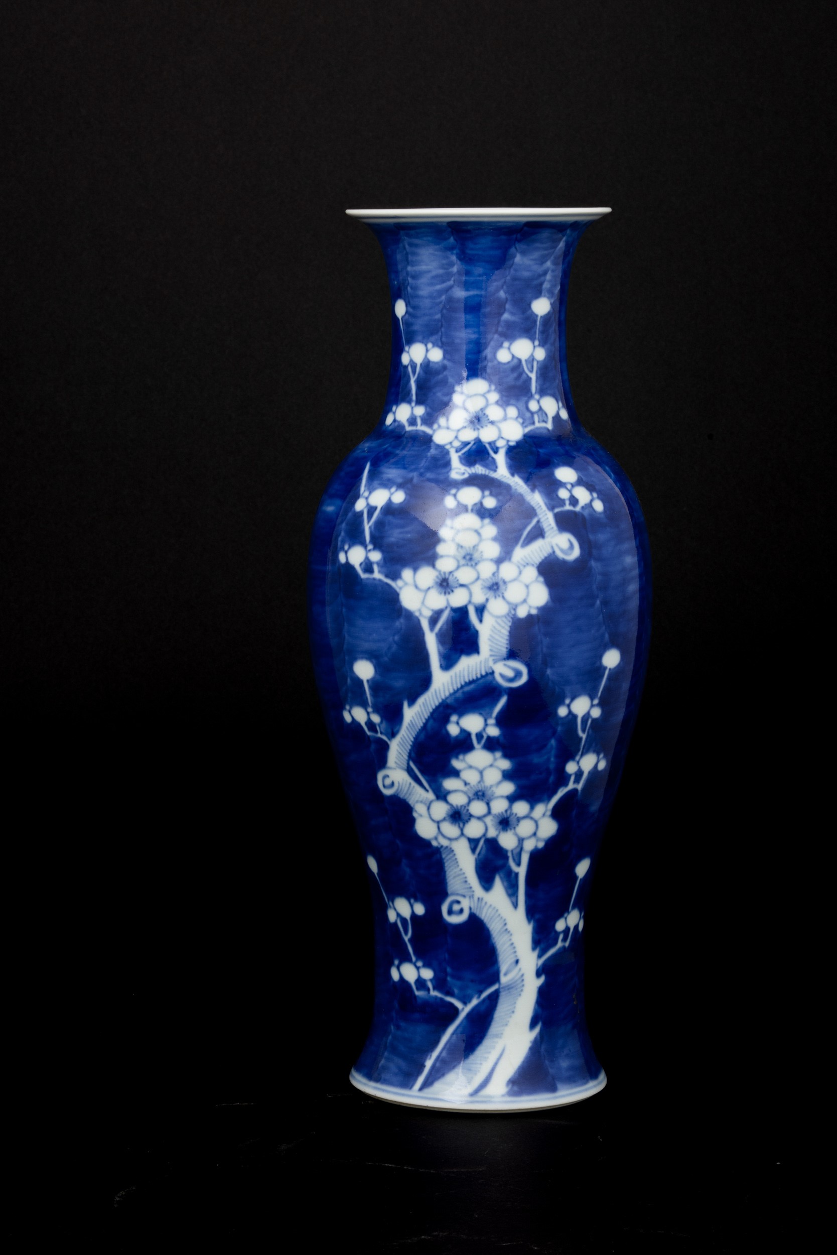 Vaso in Porcellana a Fondo Blu a Decoro Floreale, Cina, XIX Secolo