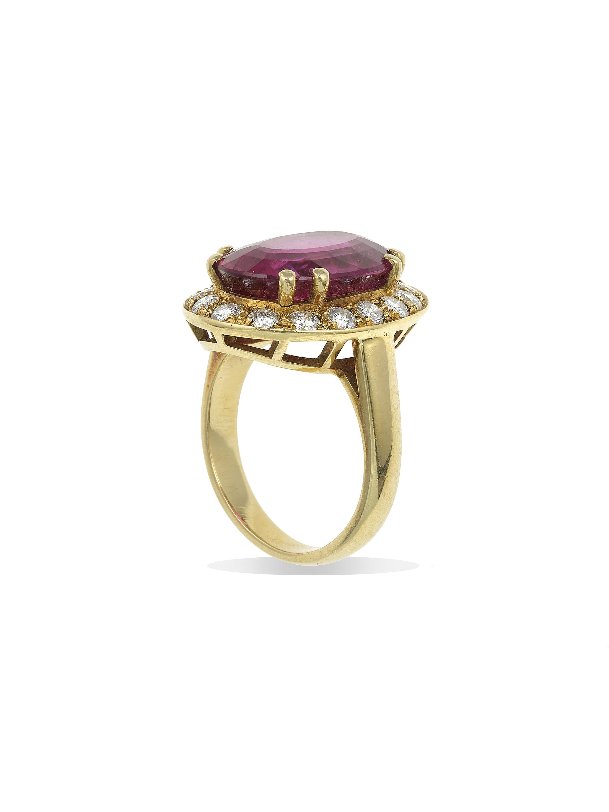Anello con grande rubellite e diamanti a contorno, oro giallo 750/1000