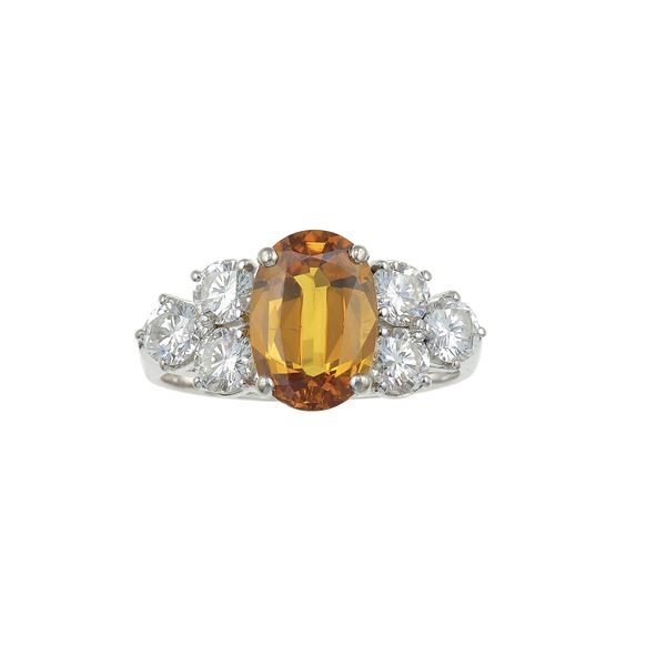 Anello con corindone giallo e diamanti