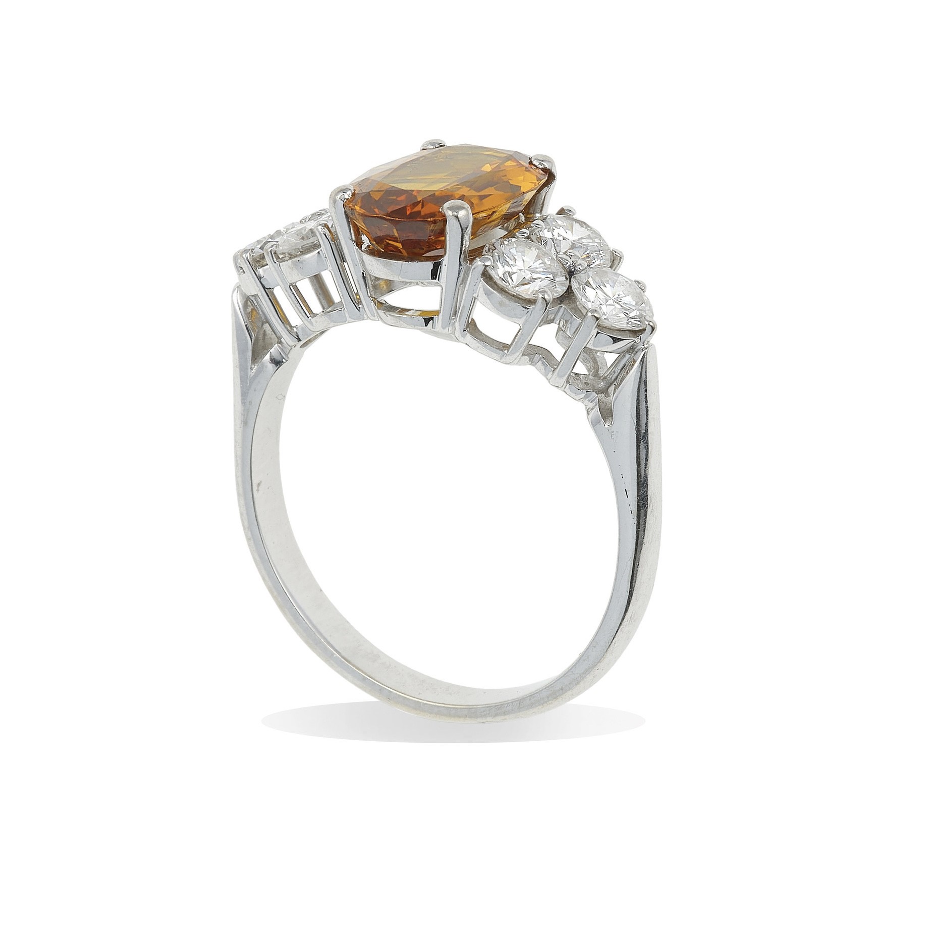 Anello con Corindone Giallo e Diamanti