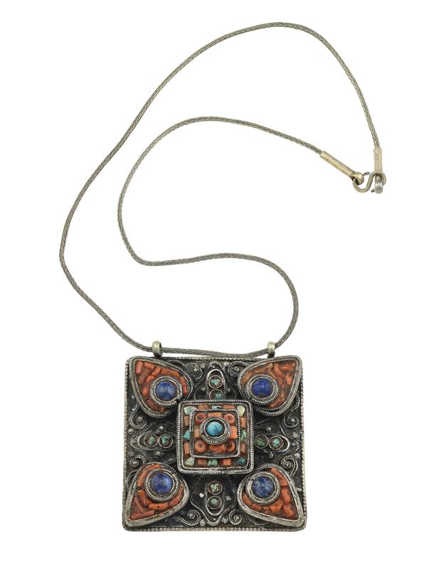 Pendente con coralli, lapislazzuli e turchesi