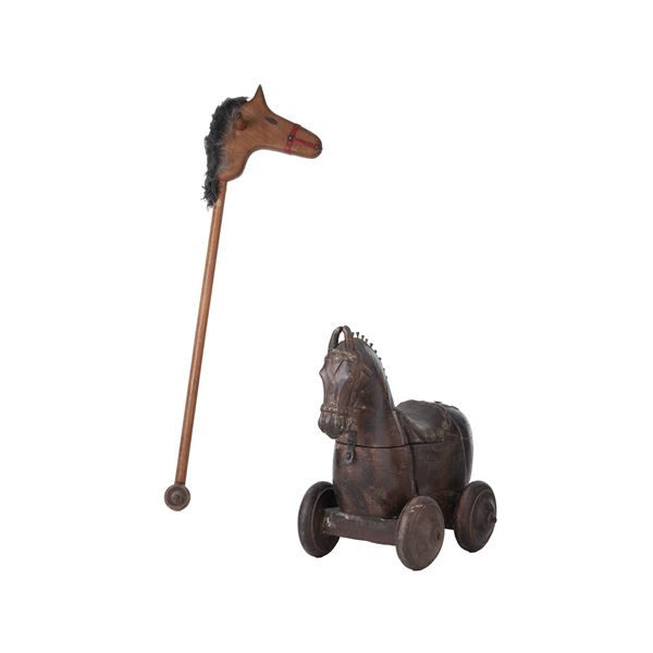 Due giocattoli in legno a foggia di cavallo