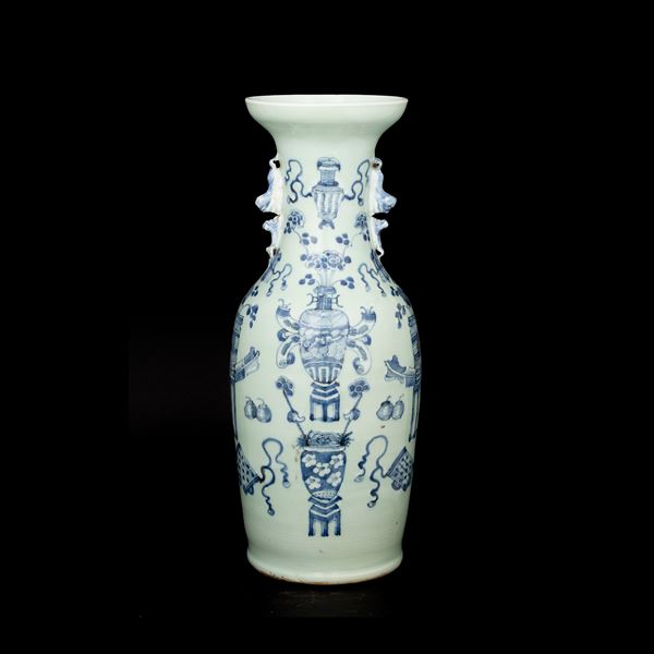Vaso in porcellana a fondo Celadon con decori in blu cobalto, anse traforate, Cina, Dinastia Qing (1644-1912)