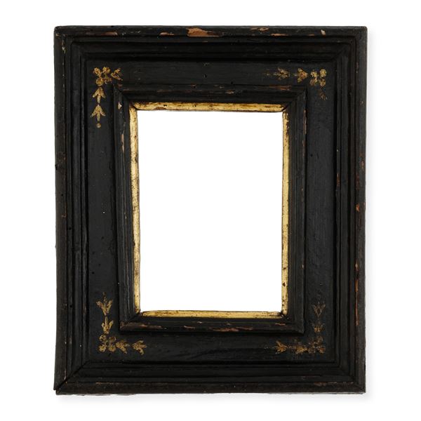 Piccola cornice a cassetta in legno ebanizzato con decori dorati. Toscana XVII secolo