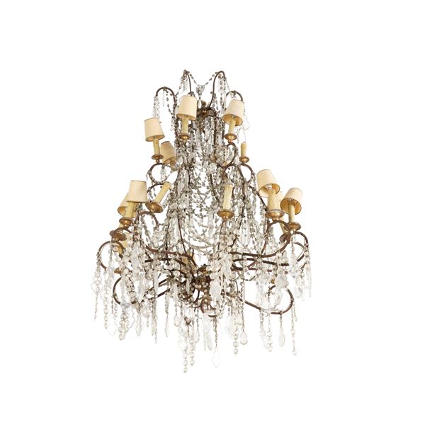 Grande lampadario con cristalli, entro cassa di legno