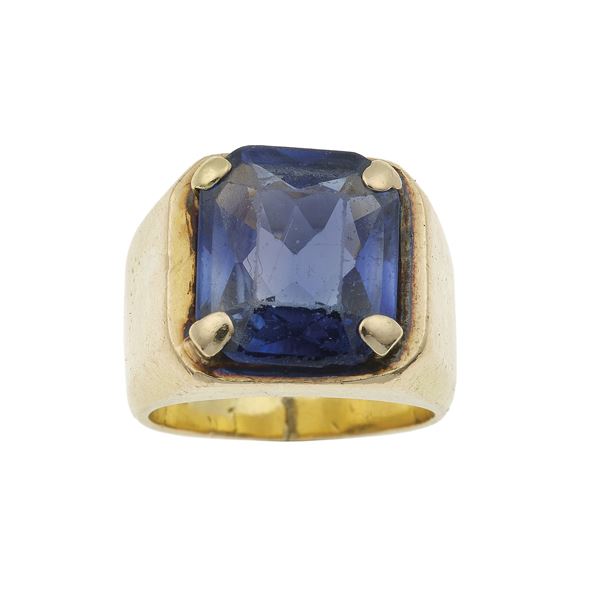 Anello con zaffiro sintetico