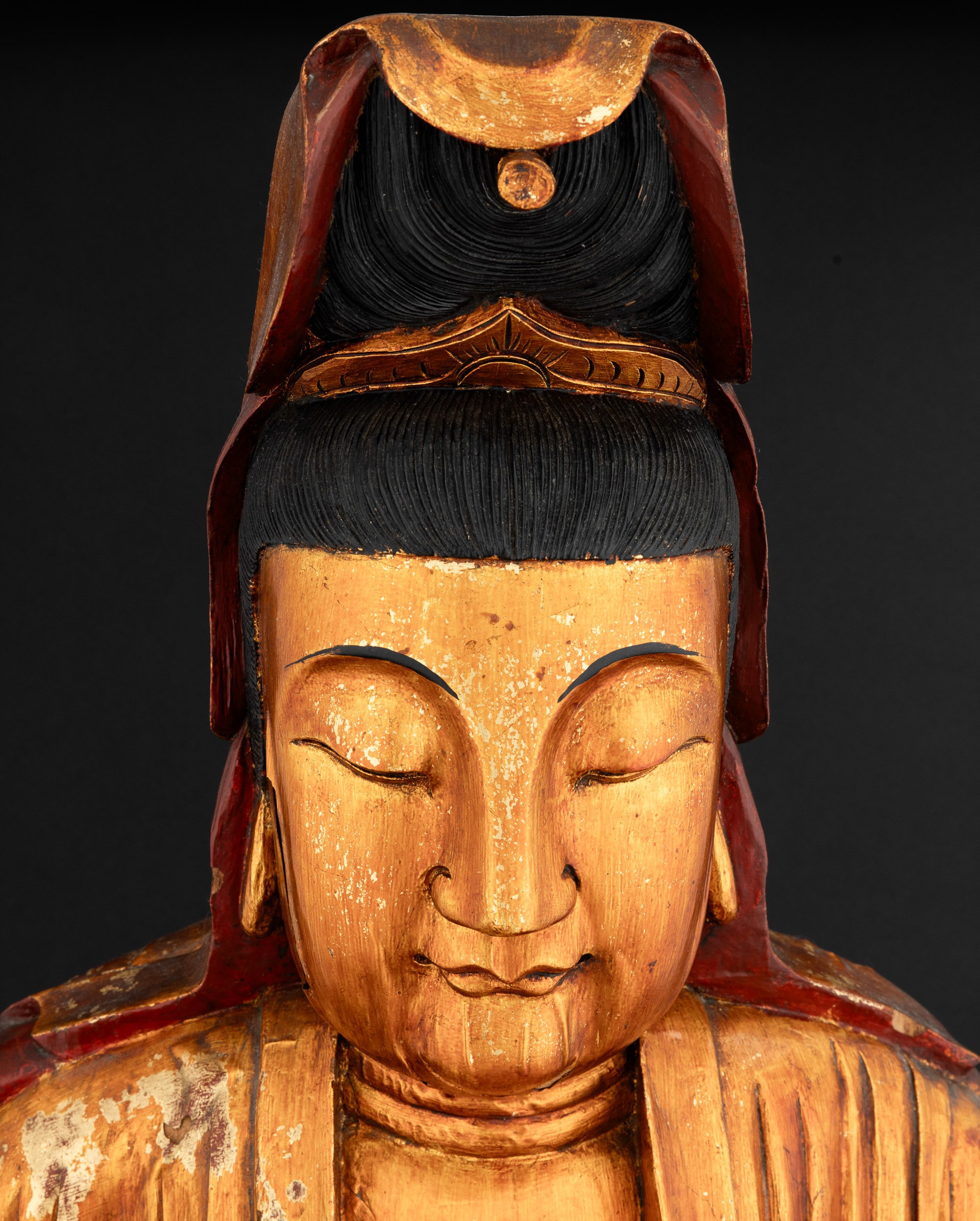 Figura di Guanyin in Legno su Doppio Fiore di Lotto con Tracce di Policromia e Doratura, Cina, XI...